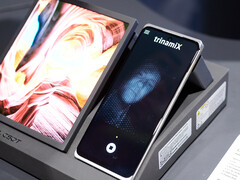 Rechts wird das Bild angezeigt, dass der Sensor unter dem OLED links erkennt. (Foto: Andreas Sebayang/Notebookcheck.com)