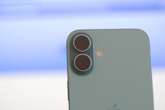 Das Apple iPhone 16 Pro bringt eine neue Kamera-Anordnung mit, damit auch Spatial-Videos möglich sind.