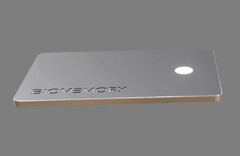 Die Biomemory Card soll Daten über Jahrhunderte sicher verwahren. (Bild: Biomemory)