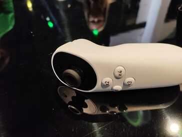 Das Eingabegerät erinnert an eine Wii-Remote