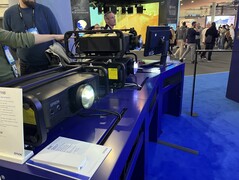 Zwei Projektoren nebeneinander erweitern das Bild. Einer darüber verdoppelt die Helligkeit. (Bildquelle: Andreas Sebayang/Notebookcheck.com)