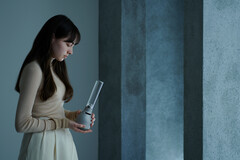 Der Sony LSPX-S3 Glaslautsprecher ist größtenteils durchsichtig, damit die Beleuchtung zur Geltung kommt. (Bild: Sony)