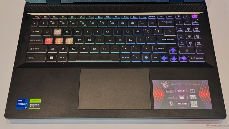 Die Tastatur bietet großzügige RGB-Beleuchtung, einen vollwertigen Ziffernblock und tatsächlich brauchbare Pfeiltasten