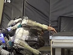 Ist das etwa Blut? Atlas nach einem heftigen Sturz. (Bild: Boston Dynamics)