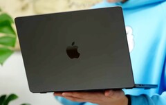 Das MacBook Pro mit Apple M4 ist in Russland bereits im Umlauf. (Bildquelle: Romancev768, YouTube)