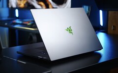 Das Razer Blade 18 mit seinem superhellen Mini-LED-Bildschirm und einer RTX 4070 oder RTX 4080 ist auf einen Schlag 1.000 Euro günstiger geworden (Bildquelle: Alex Wätzel)