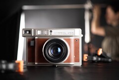 Die Lomo’Instant Wide Glass soll durch ein neues Objektiv eine bessere Bildqualität erzielen. (Bildquelle: Lomography)