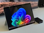 Das Microsoft Surface Pro OLED mit dem Snapdragon X Elite ist jetzt 31% günstiger als zum Release im Mai (Bildquelle: Andreas Osthoff)