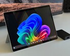 Das Microsoft Surface Pro OLED mit dem Snapdragon X Elite ist jetzt 31% günstiger als zum Release im Mai (Bildquelle: Andreas Osthoff)