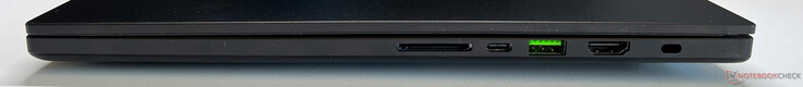 Rechts: SD-Kartenleser, USB-C 4.0 (40 Gbit/s, DisplayPort 1.4, Power Delivery 3.0), USB-A 3.2 Gen.2, HDMI 2.1, Kensington Security Lock