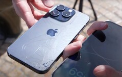 Das Apple iPhone 15 Pro ist durch den Titan-Rahmen nicht unbedingt robuster als sein Vorgänger. (Bild: AppleTrack)