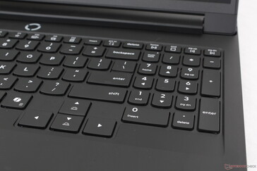 Die Numpad-Tasten sind schmaler als die QWERTY-Haupttasten, während die Pfeiltasten größer sind