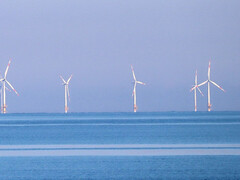 Günstiger Strom, verlässlicher Betrieb und einfacher Aufbau: Windparks im Meer haben einige Vorteile. (Bild: pixabay/Tho-Ge)