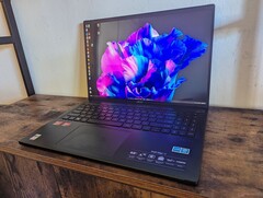 Cyberport verkauft das Acer Swift Edge 16 für unter 900 Euro (Bild: Allen Ngo)
