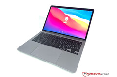 Das 13 Zoll MacBook Pro konnte in unserem Test eine erstklassige Laufzeit erzielen. (Bild: Notebookcheck)