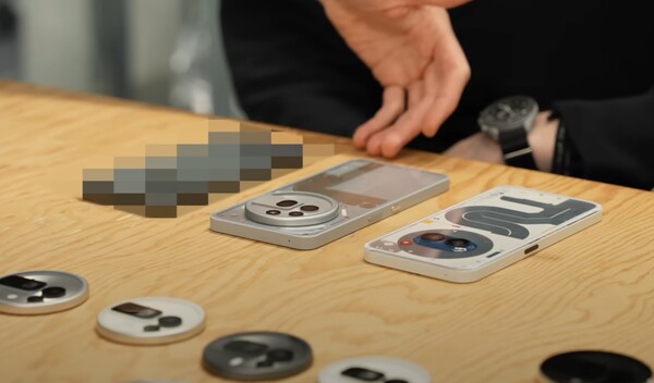 Nothing Phone (3) tauchte in einem offiziellen Video auf, jedoch verpixelt, um das Design geheim zu halten (Bildquelle: Nothing)