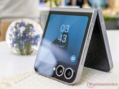 Das Samsung Galaxy Z Flip6 startet in Deutschland und Österreich mit neuer Kamera, viel Galaxy AI und Trade-In-Deals. (Bildquelle: Daniel Schmidt, Notebookcheck)