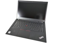 Das ThinkPad T14 hat LTE, Windows 11 Pro und eine solide Quad-Core-CPU zu bieten (Bildquelle: Benjamin Herzig)