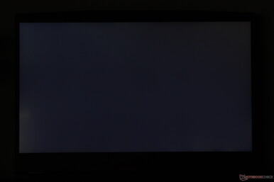 Leicht unebenes Backlight Bleeding entlang der unteren linken Seite