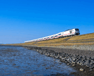 Der ICE L auf dem Hindenburgdamm zwischen Sylt und dem Festland.