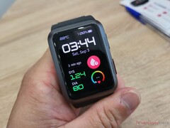 Ohne ständiges Kalibrieren ist die Blutdruckmessung mit der Smartwatch noch nicht möglich. (Bildquelle: Notebookcheck/Alexander Fagot)