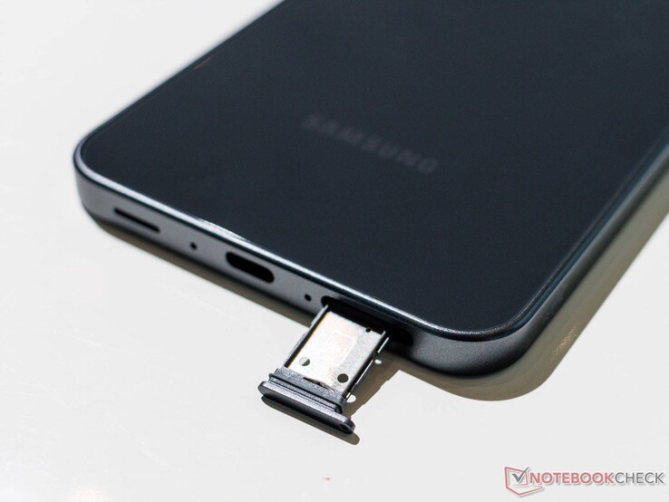 E-SIM-Support ist vorhanden, aber auch physische SIM-Karten sind nutzbar (Bildquelle: Daniel Schmidt, Notebookcheck)