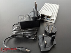 Das Netzteil mit drei Steckertypen