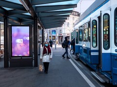 Müssen weg: Digitale Plakatstellen im VBZ. (Bild: Neoadvertising/VBZ)