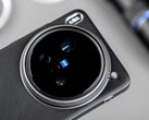 Das Vivo X200 Ultra inklusive Handgriff und Teleconverter: Die Basis für teils herausragende Fotos und Videos, die frühe Tester und User bereits mit dem Zeiss-Kamera-Flaggschiff erstellt haben. (Bildquelle: Weibo)