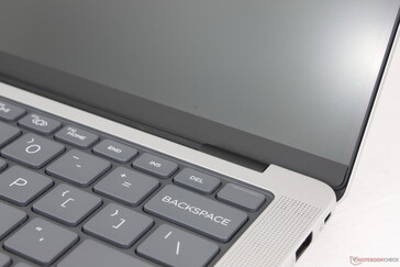 Die Scharniersteifigkeit ist anständig, mit leichtem Wackeln beim Einstellen der Winkel