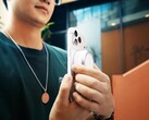 Der Godox A2 Xenon-Blitz hält magnetisch an Qi2- und MagSafe-Smartphones.