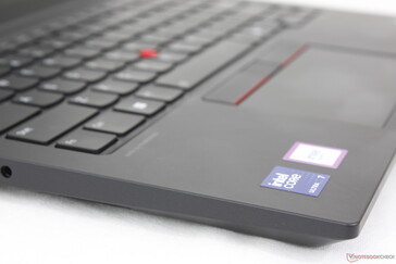 Vertrautes schwarzes ThinkPad Design mit glatten Oberflächen