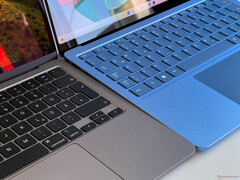 MacBook Air 13 M3 (links) vs. Surface Laptop 13 (rechts)