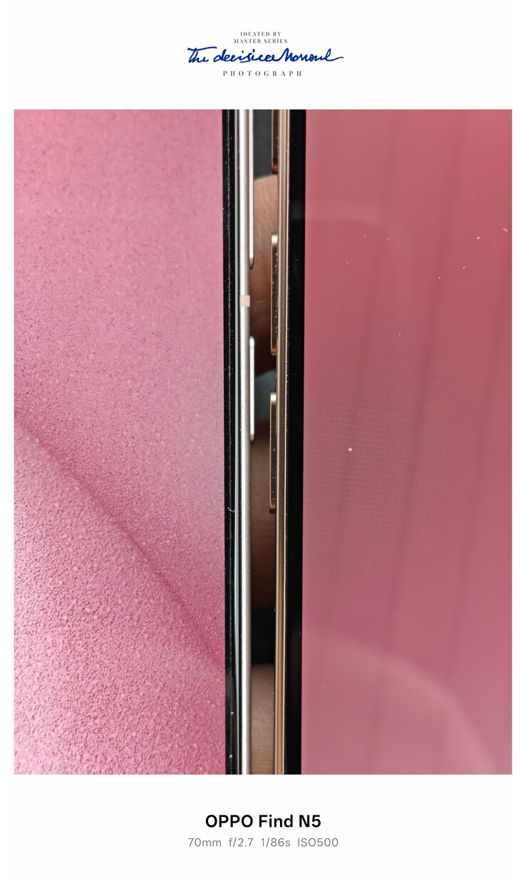 Die Displayränder des Oppo Find X8 Ultra (links) im Vergleich mit Apples iPhone 16 Pro.