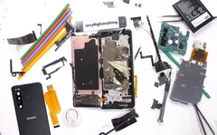 Das was vom 2500 US-Dollar teuren Sony Xperia Pro übrig geblieben ist: Der Teardown von JRE zeigt uns auch die riesige Vapor-Chamber-Kühlung.