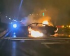 Xiaomi SU7: Nach einem Monster-Crash ging das E-Auto in Feuer auf. Der Fahrer blieb im SU7 trotz Rettungsversuche eingeschlossen und verstarb (Bild: hk01, Augenzeugenbericht).