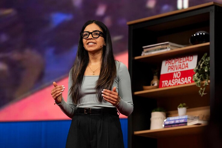 Nishta Bathia bei der Präsentation der smarten Brille mit Google Android XR (Bildquelle: Gilberto Tadday / TED Conferences)