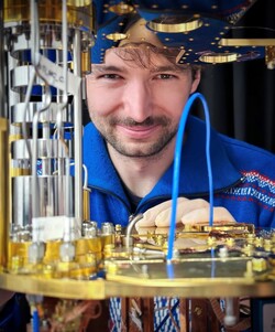 Mit-Erstautor Thomas Werner (gemeinsam mit Georg Arnold, nicht im Bild) mit einem Teil des Versuchsaufbaus. (Bildquelle: ISTA)