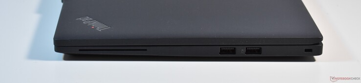 rechts: Smartcard Reader, 2x USB A 3.2 Gen 1, Kensington Lock Slot