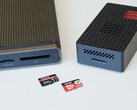 MicroSD-Express-Karten mit jeweils passendem Lesegerät: Lexars Play-Pro-Karten (rechts) sind verschwunden. Die Sandisk-Karten (links) noch verfügbar. (Bildquelle: Andreas Sebayang/Notebookcheck.com)