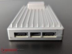 Hinten: 2x SATA plus Strom