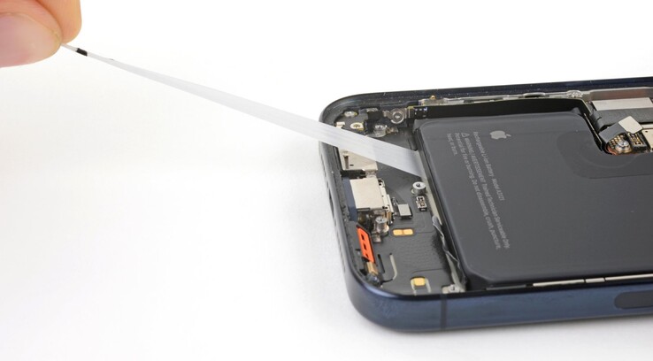Der Akku des Apple iPhone 15 Pro wird mit Klebestreifen befestigt. (Bildquelle: iFixit)