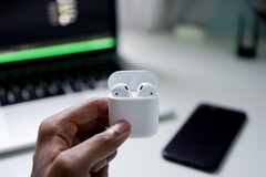 Apple liefert das iPhone 12 ohne EarPods aus, einem Bericht zufolge soll dadurch der AirPods-Absatz angekurbelt werden. (Bild: Suganth, Unsplash)
