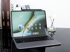 Mit der Tastaturhülle erinnert das OnePlus Pad Pro stark an einen kompakten Laptop. (Bild: Digital Chat Station)
