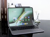 Mit der Tastaturhülle erinnert das OnePlus Pad Pro stark an einen kompakten Laptop. (Bild: Digital Chat Station)