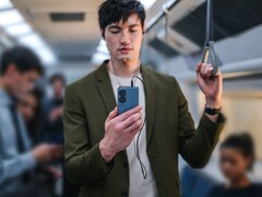 Hat trotz kompakter Größe und IP68-Zertifizierung noch einen 3,5 mm Kopfhöreranschluss: Das Asus Zenfone 9 startet offiziell.