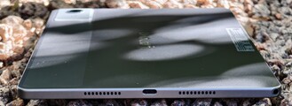 rechte Gehäuseseite (Lautsprecher, USB-Port, Lautsprecher, Klinke)
