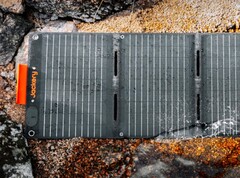 Das neueste Solarpanel von Jackery besitzt zwei USB-Ports zum direkten Aufladen von Geräten. (Bild: Jackery)