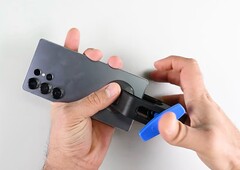 Das Samsung Galaxy S25 Ultra macht den Akku-Tausch etwas einfacher. (Bildquelle: iFixit)