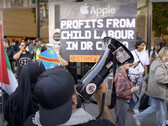 Apple iPhone 16: Zum Launch kam es weltweit zu Protesten, in London wurde auf Menschenrechtsverletzungen im Kongo und in Gaza aufmerksam gemacht (Bildquelle: Youtube / Oinat)